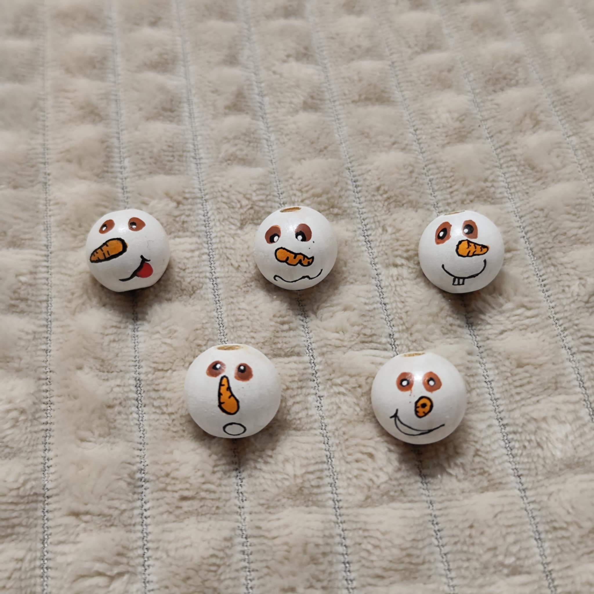 Schneemann-Köpfchen 5er-Set – handbemalte Holzköpfe mit braunen Augen, 2 cm