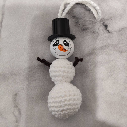 ☃️ Gehäkelter Schneemann – handgemachter Christbaumanhänger mit Zylinder