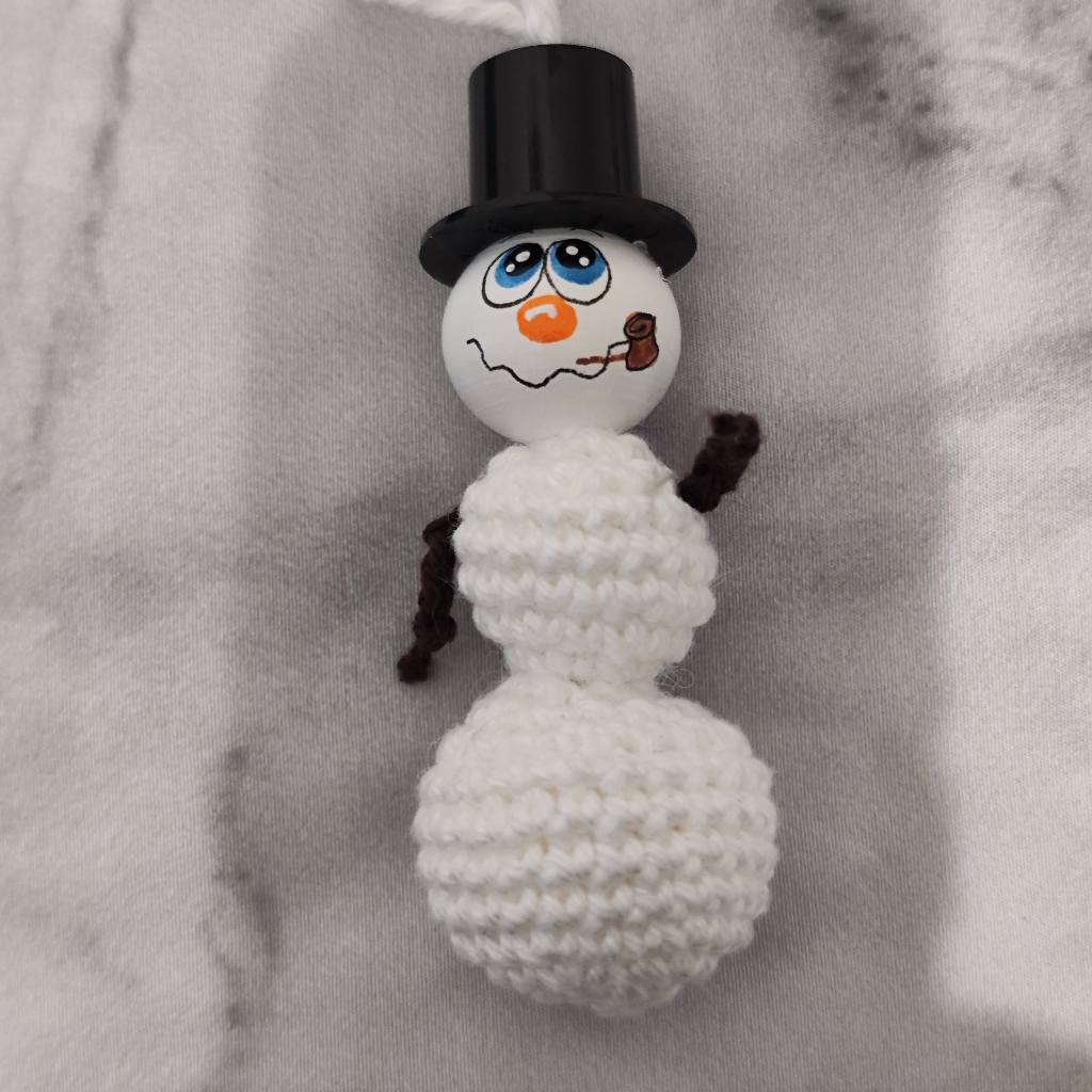☃️ Gehäkelter Schneemann – handgemachter Christbaumanhänger mit Zylinder