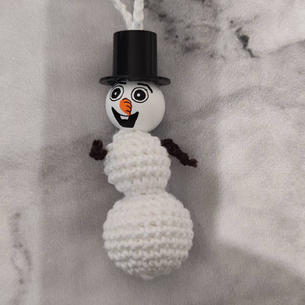 ☃️ Gehäkelter Schneemann – handgemachter Christbaumanhänger mit Zylinder