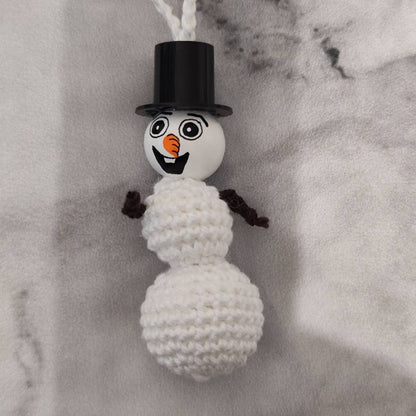 ☃️ Gehäkelter Schneemann – handgemachter Christbaumanhänger mit Zylinder