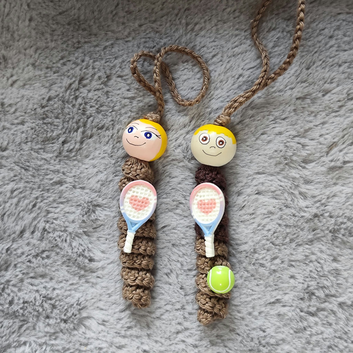 Tennisspieler – Handgehäkeltes Sorgenwürmchen mit Tennisschläger
