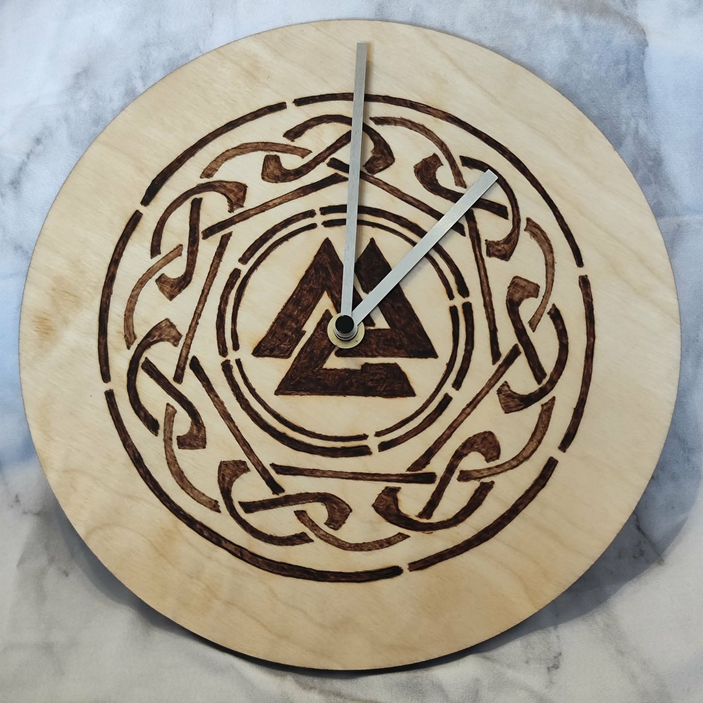 Wanduhr aus Holz mit Brandmalerei – Nordic Nordisch Vikings Wikinger (Ø 20 cm)