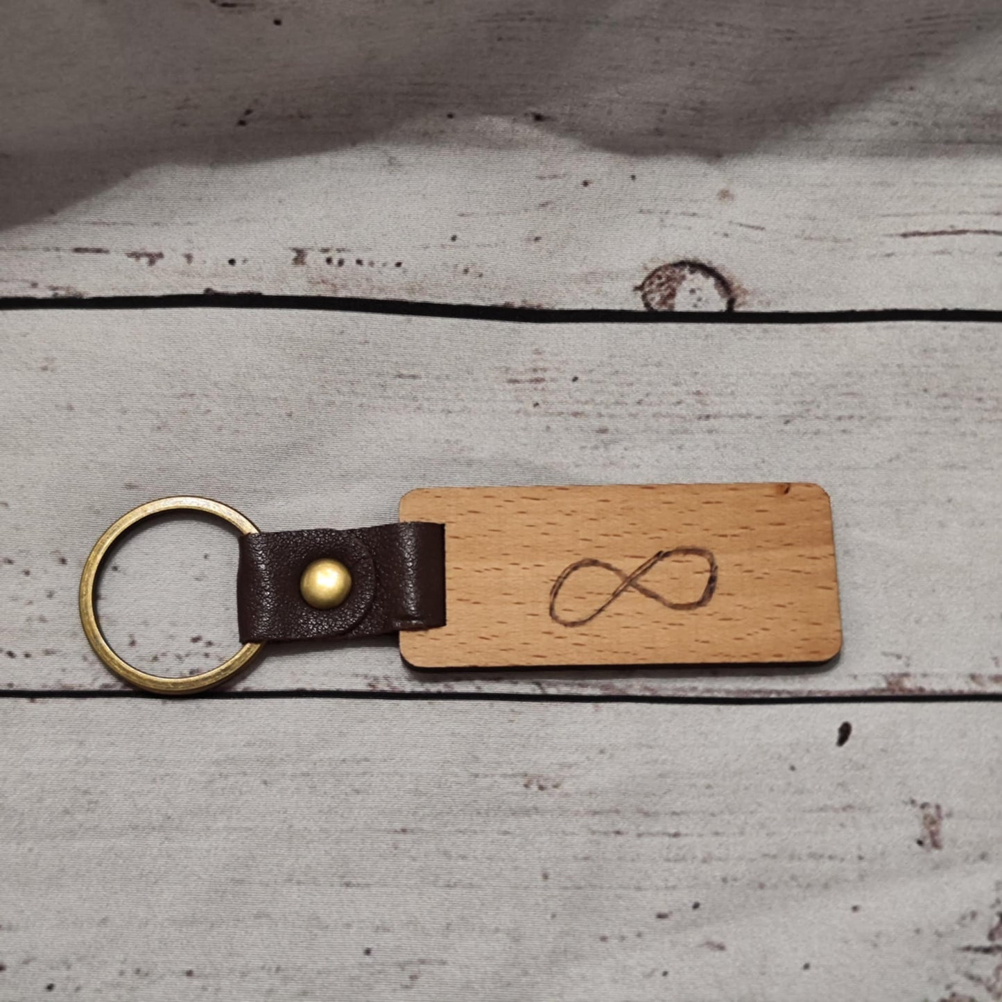 Schlüsselanhänger aus Holz mit Brandmalerei – personalisierbar