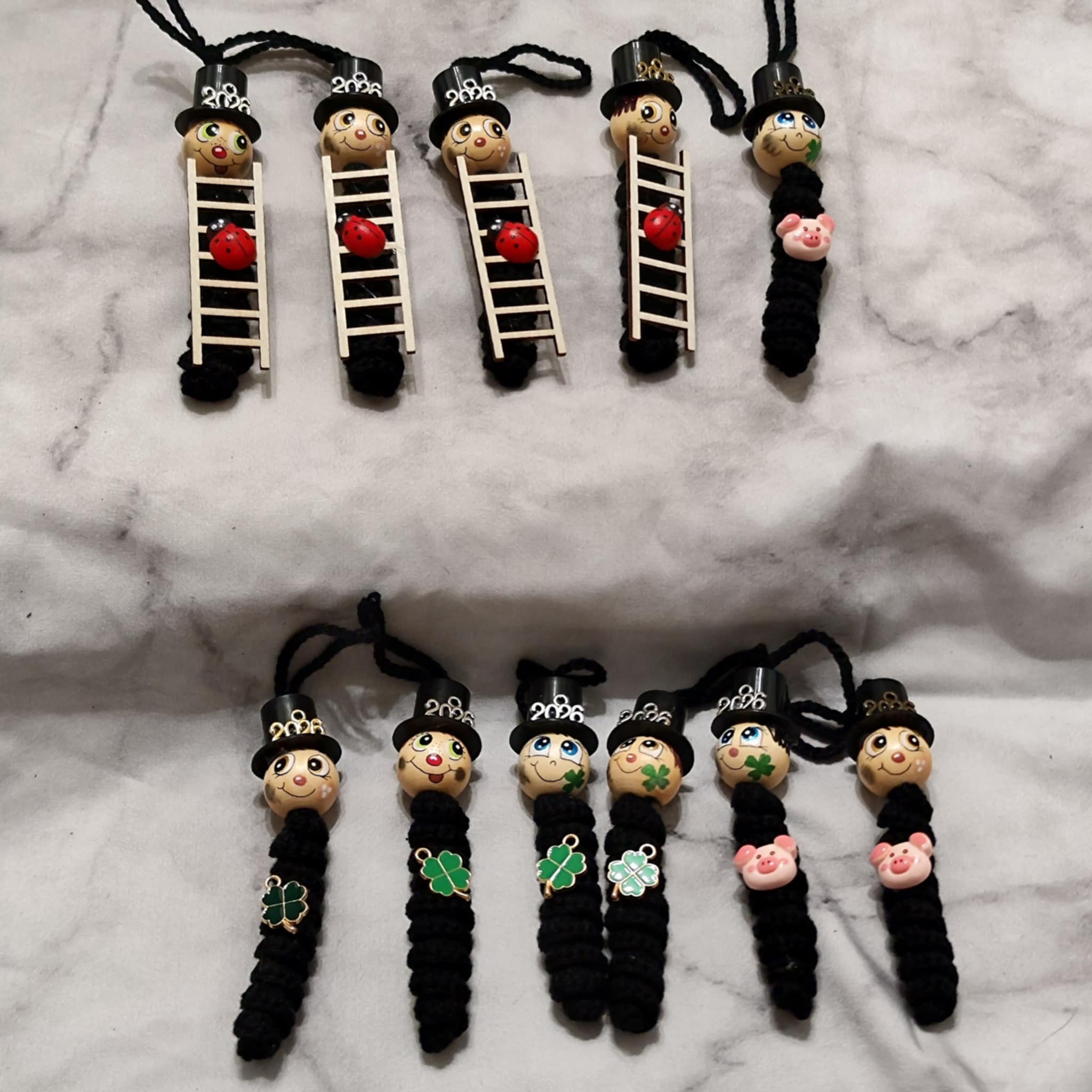 Länglicher Rauchfangkehrer – gehäkelter Silvester Glücksbringer mit Holzköpfchen