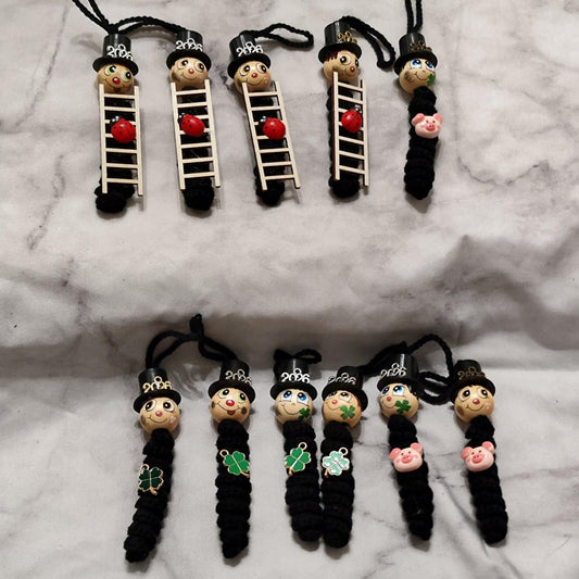 Länglicher Rauchfangkehrer – gehäkelter Silvester Glücksbringer mit Holzköpfchen