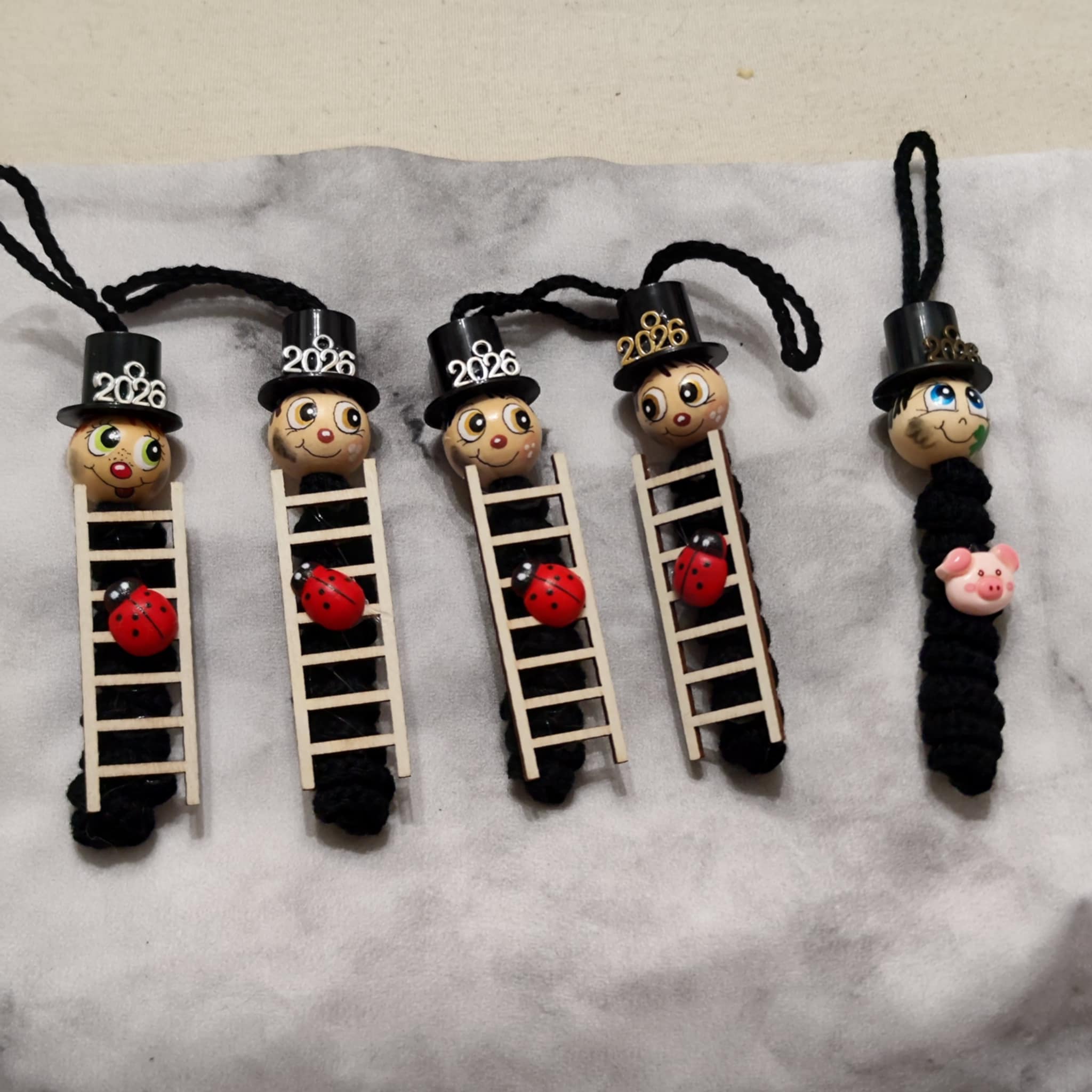 Länglicher Rauchfangkehrer – gehäkelter Silvester Glücksbringer mit Holzköpfchen