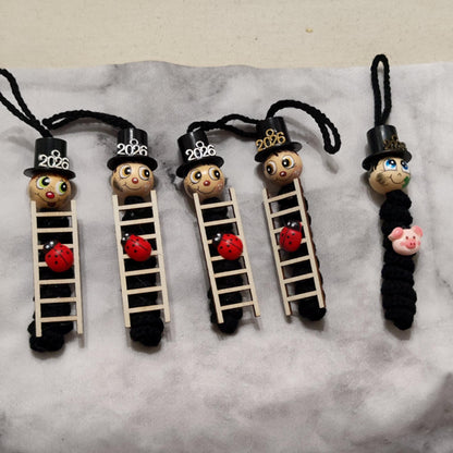 Länglicher Rauchfangkehrer – gehäkelter Silvester Glücksbringer mit Holzköpfchen