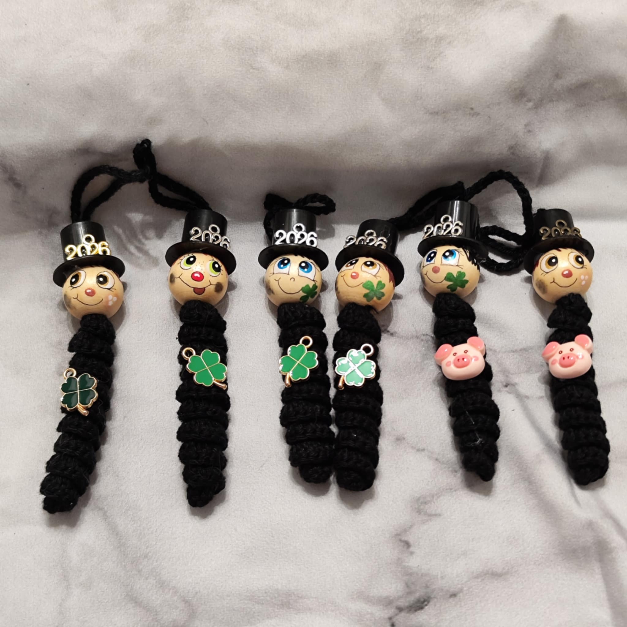 Länglicher Rauchfangkehrer – gehäkelter Silvester Glücksbringer mit Holzköpfchen