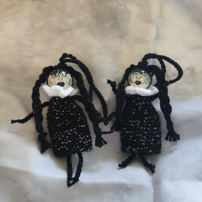 🖤💗 Sorgenwürmchen-Duo „Wednesday & Enid“ – Gegensätze, die sich ergänzen