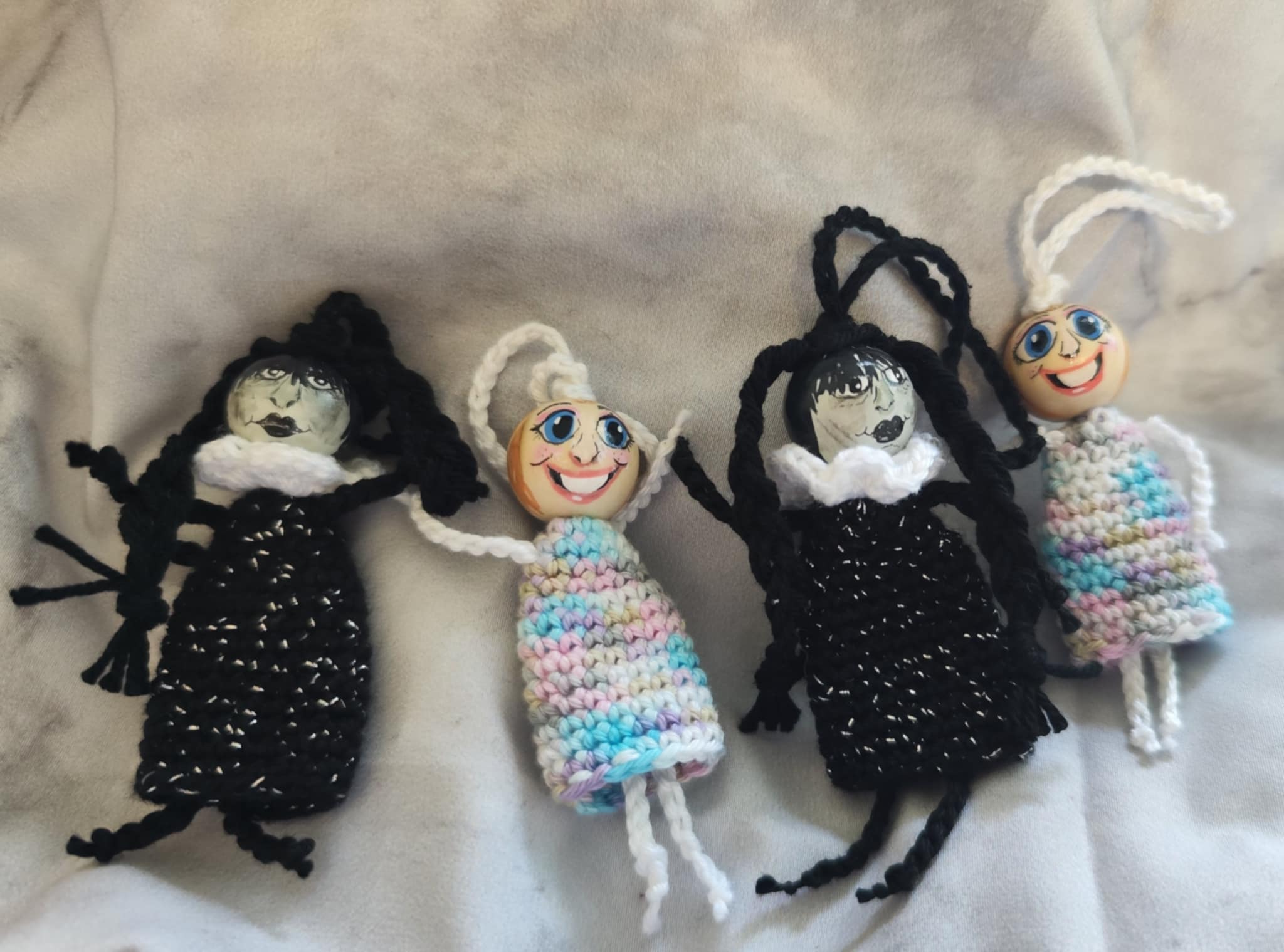 🖤💗 Sorgenwürmchen-Duo „Wednesday & Enid“ – Gegensätze, die sich ergänzen