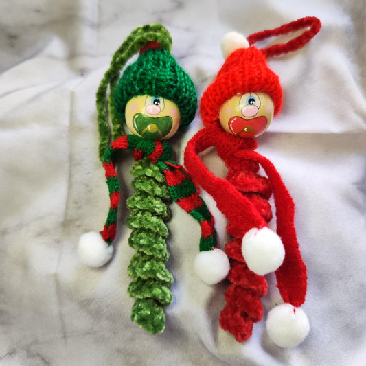 Weihnachtsbabys – handgehäkelte Glücksbringer in Rot & Grün