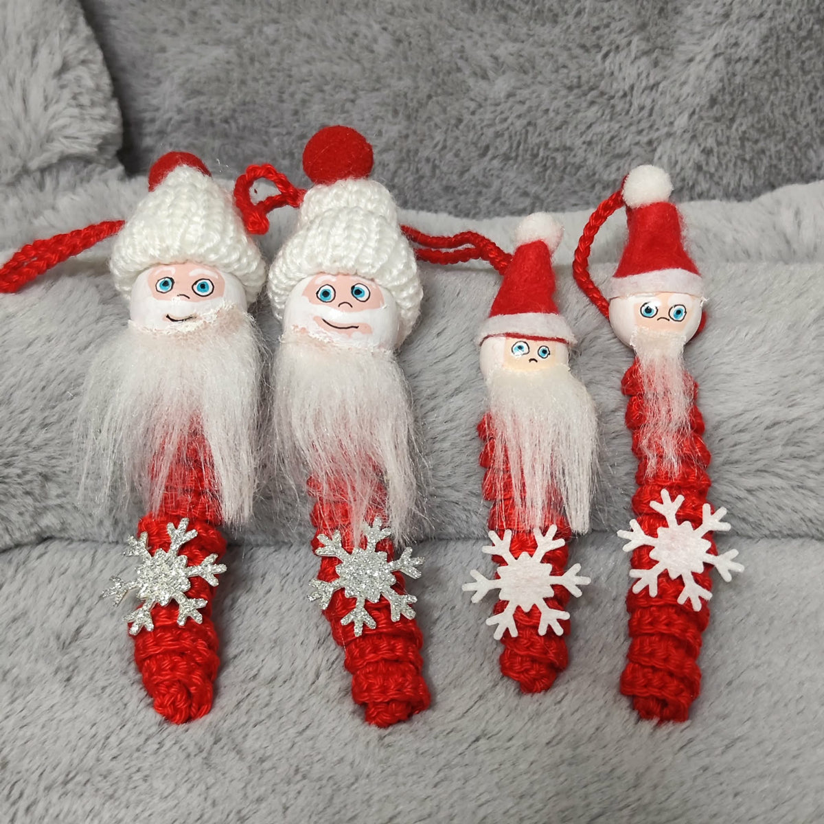 Weihnachtsmann – Handgehäkeltes Sorgenwürmchen mit Bart & Schneeflocke