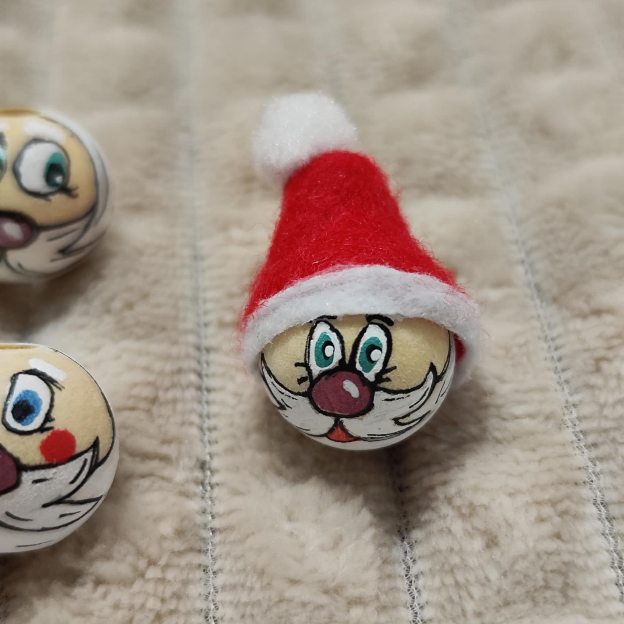 Weihnachtsmann-Köpfchen 5er-Set – handbemalte Holzköpfe mit bunter Nase, 2 cm, Mütze optionaloptional