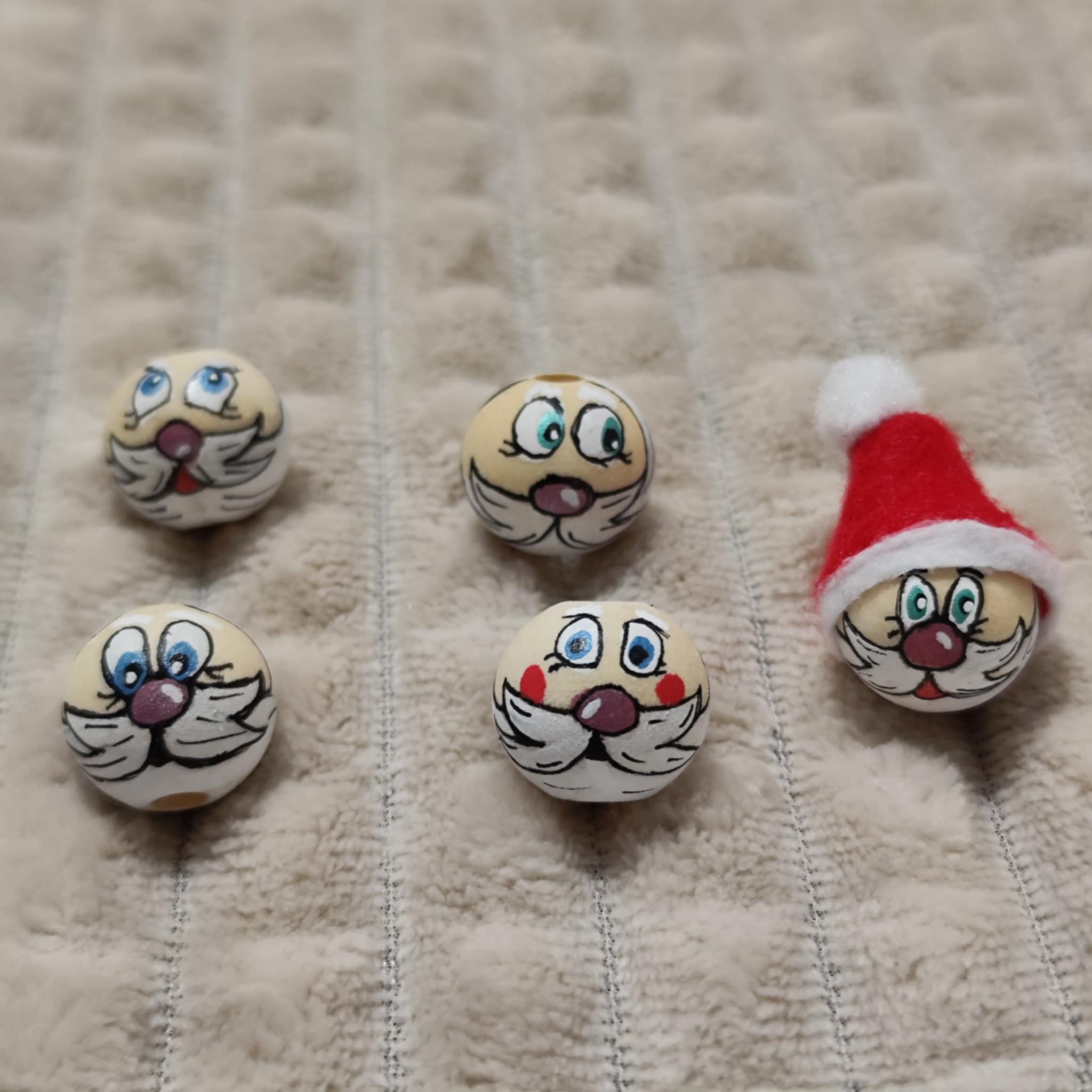 Weihnachtsmann-Köpfchen 5er-Set – handbemalte Holzköpfe mit bunter Nase, 2 cm, Mütze optionaloptional