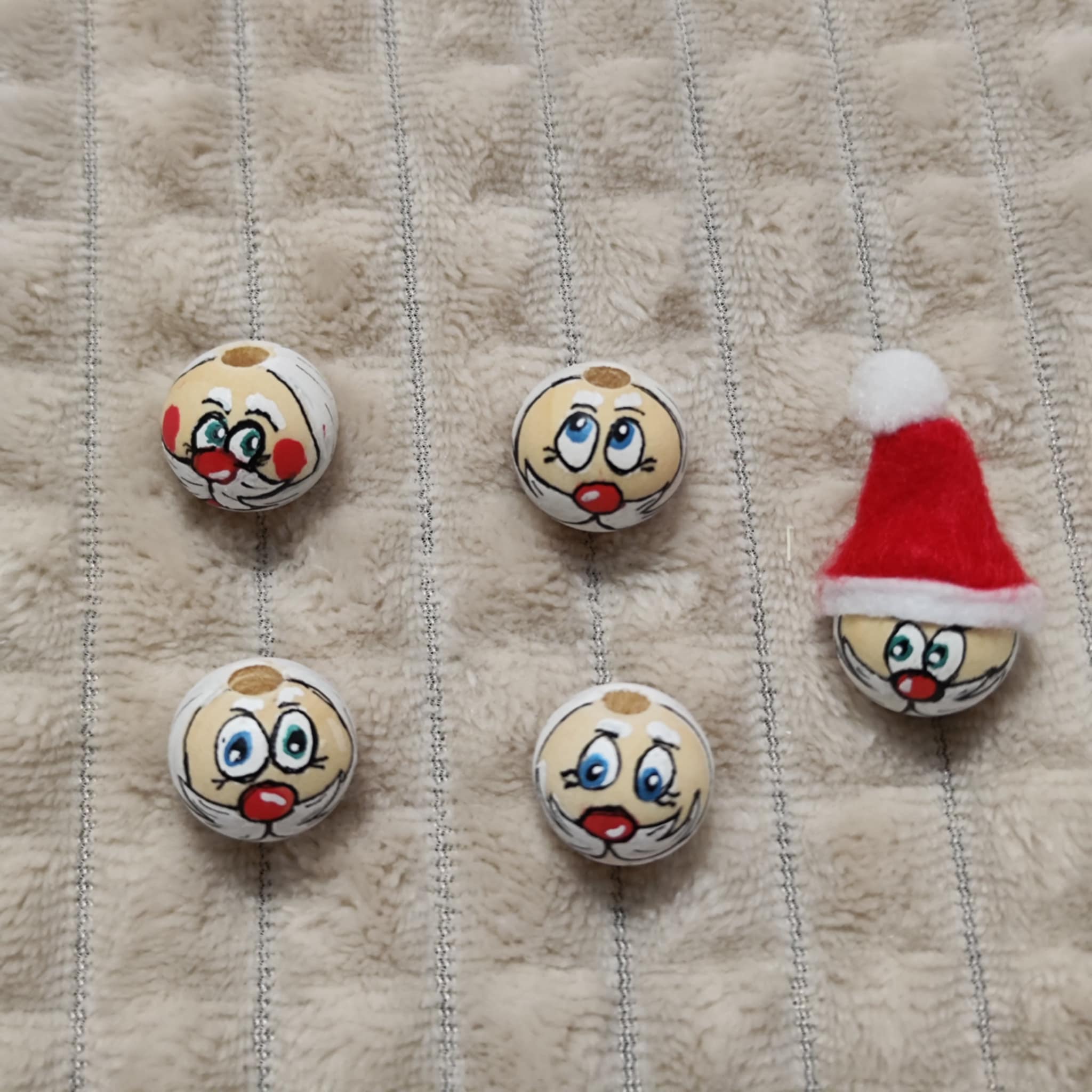 Weihnachtsmann-Köpfchen 5er-Set – handbemalte Holzköpfe mit blauen Augen, 2 cm, Mütze optional