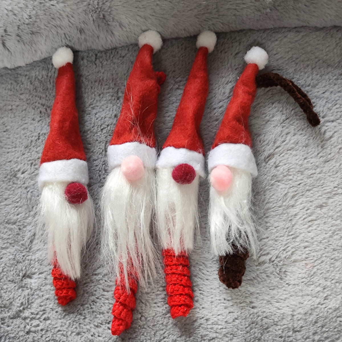 Weihnachtswichtel – Handgehäkeltes Sorgenwürmchen mit Filzmütze & Bart