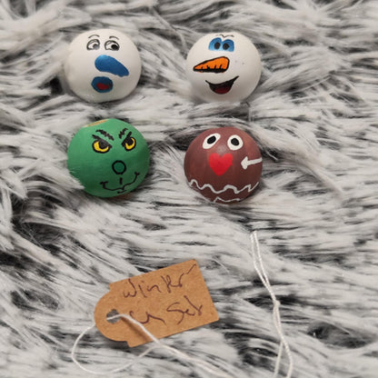 Winter-Mix 4er-Set Nr. 4 – Holzköpfchen: Schneemann, Frosti, Lebkuchen & Grinch, 2 cm
