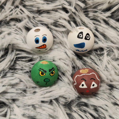 Winterfreunde 4er-Set Nr. 3 – handbemalte Holzköpfchen: Grinch, Frosti, Schneemann & Lebkuchen, 2 cm