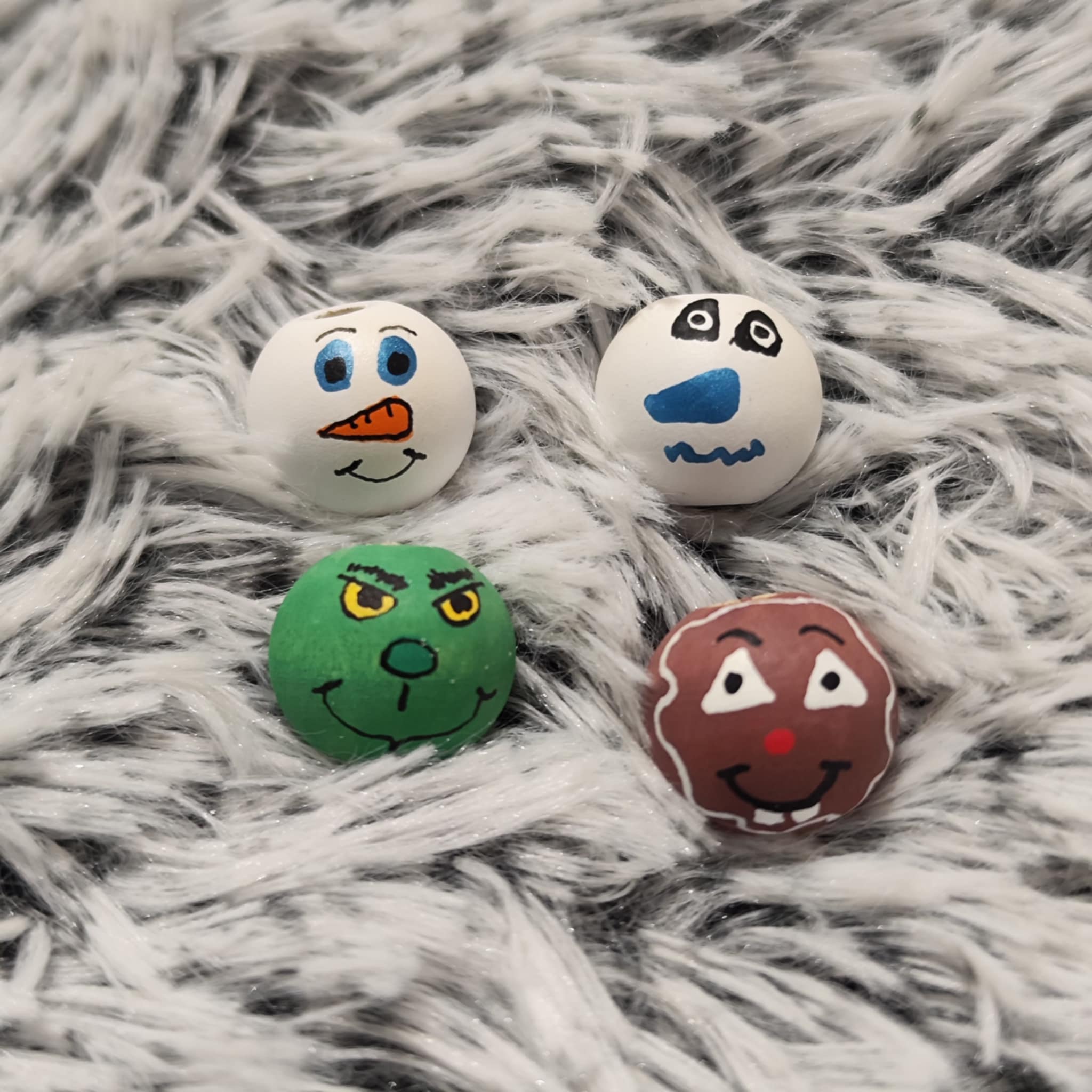 Winterfreunde 4er-Set Nr. 3 – handbemalte Holzköpfchen: Grinch, Frosti, Schneemann & Lebkuchen, 2 cm