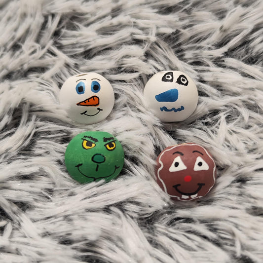 Winterfreunde 4er-Set Nr. 3 – handbemalte Holzköpfchen: Grinch, Frosti, Schneemann & Lebkuchen, 2 cm