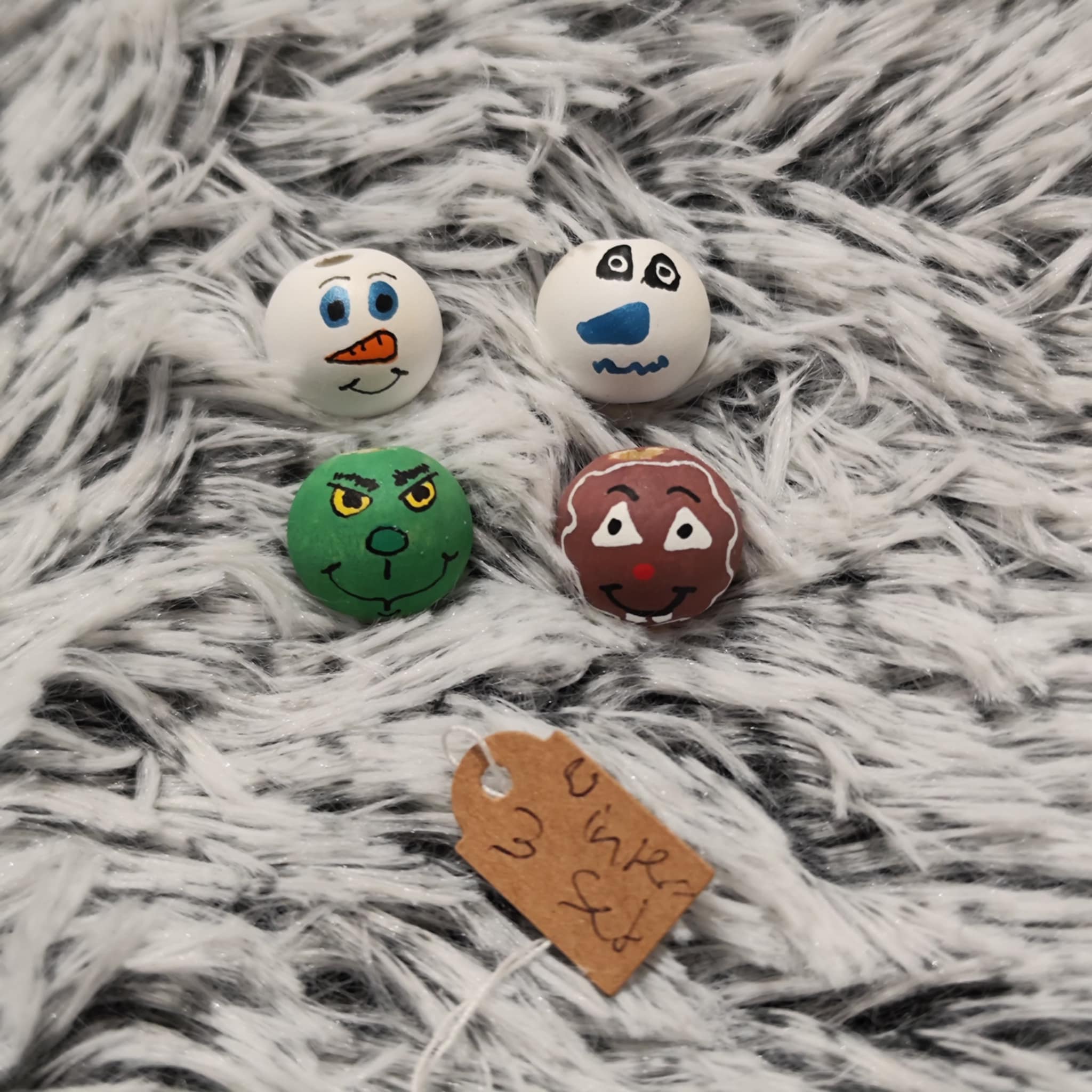 Winterfreunde 4er-Set Nr. 3 – handbemalte Holzköpfchen: Grinch, Frosti, Schneemann & Lebkuchen, 2 cm