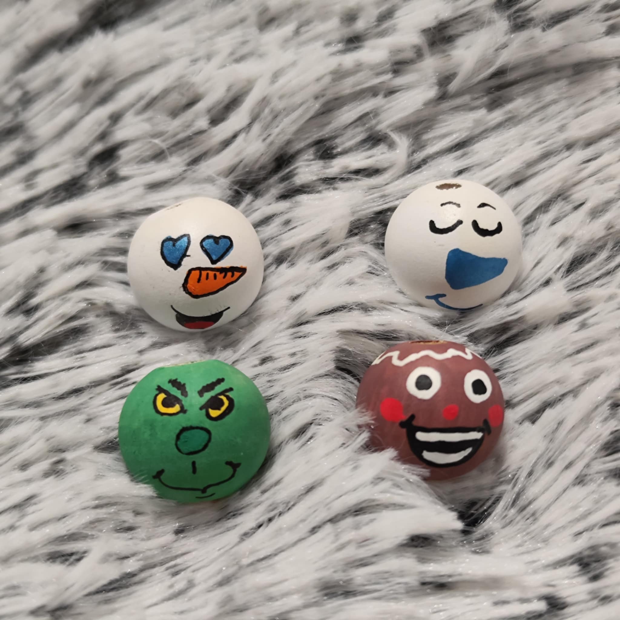 Winterfreunde 4er‑Set – Holzköpfchen: Grinch, Frosti, Schneemann & Lebkuchen, 2 cm