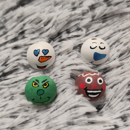 Winterfreunde 4er‑Set – Holzköpfchen: Grinch, Frosti, Schneemann & Lebkuchen, 2 cm