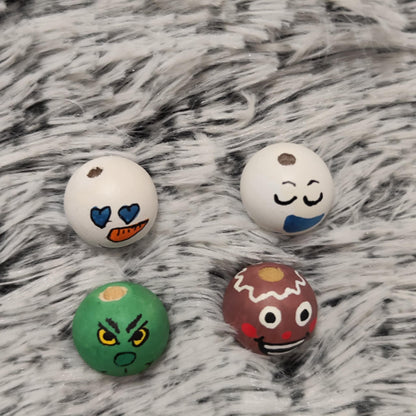 Winterfreunde 4er‑Set – Holzköpfchen: Grinch, Frosti, Schneemann & Lebkuchen, 2 cm