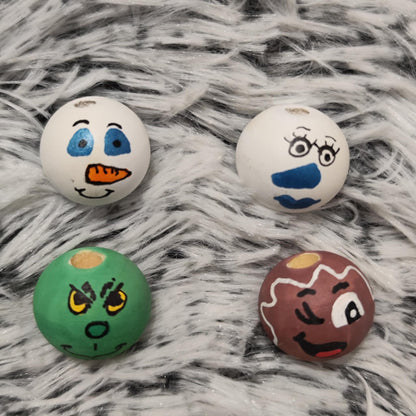 Winterfreunde 4er-Set Nr. 2 – Holzköpfchen-Set mit Grinch, Frosti, Schneemann & Lebkuchen, 2 cm