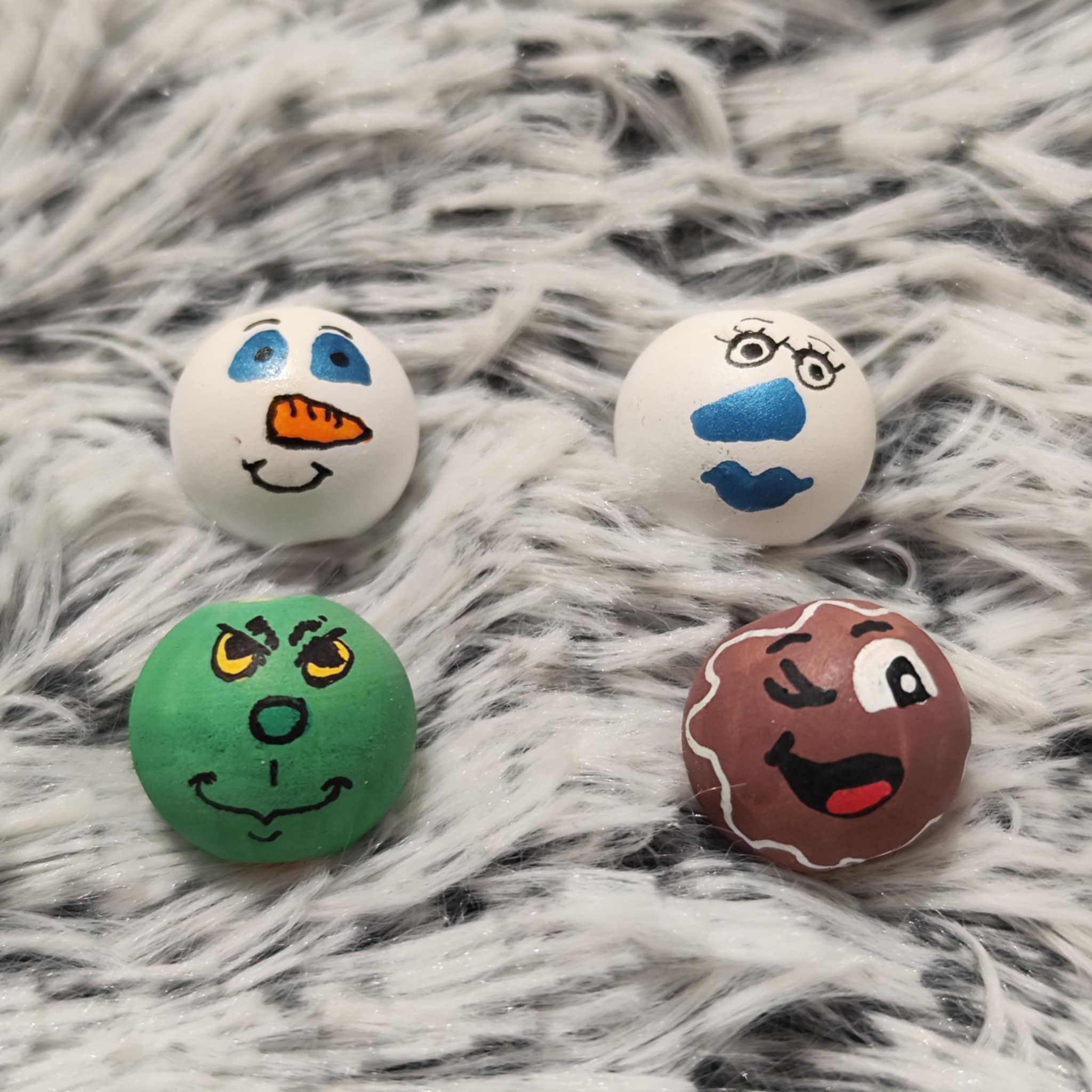 Winterfreunde 4er-Set Nr. 2 – Holzköpfchen-Set mit Grinch, Frosti, Schneemann & Lebkuchen, 2 cm