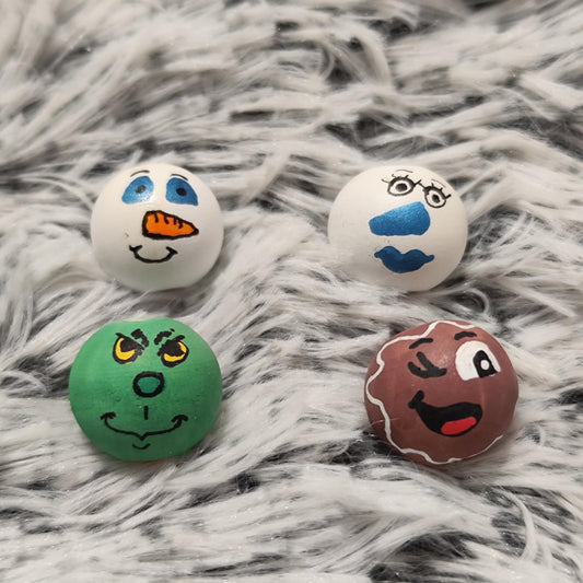 Winterfreunde 4er-Set Nr. 2 – Holzköpfchen-Set mit Grinch, Frosti, Schneemann & Lebkuchen, 2 cm