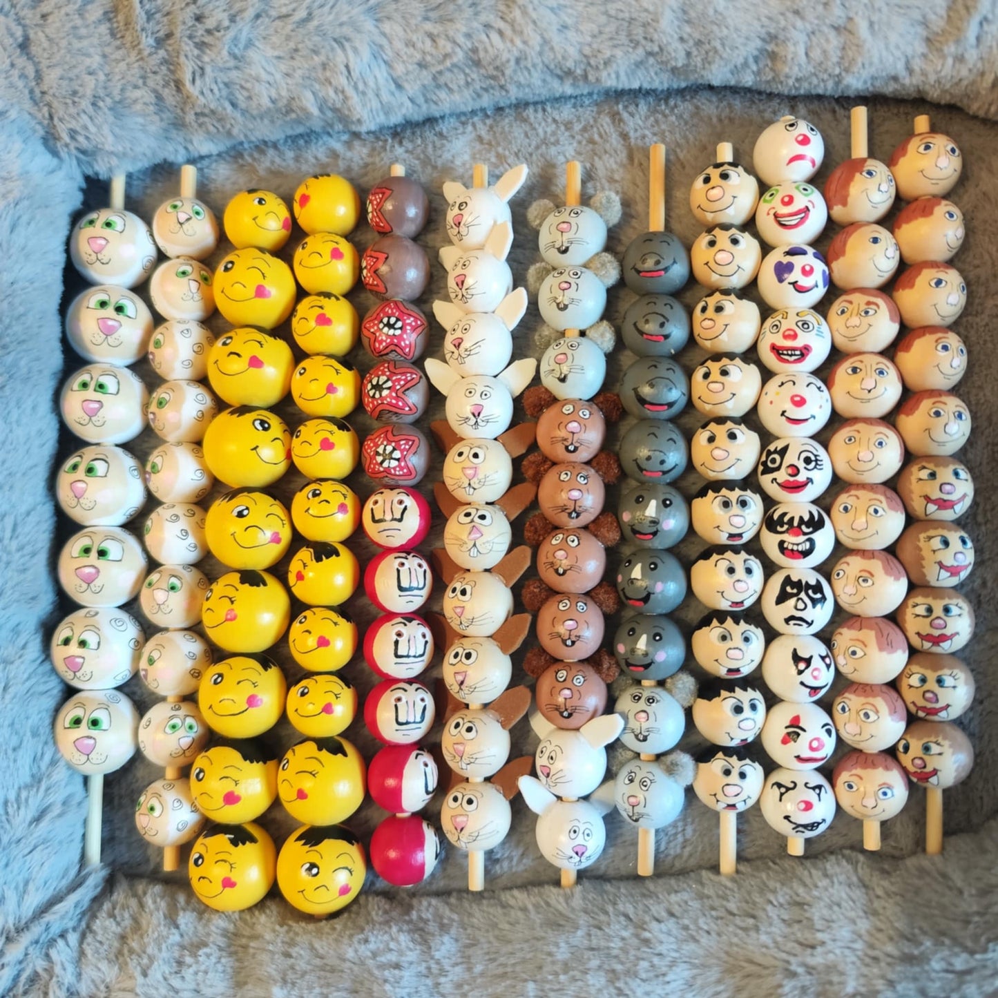 Dali-Maske (2 cm) – Handbemalte Holzperlen