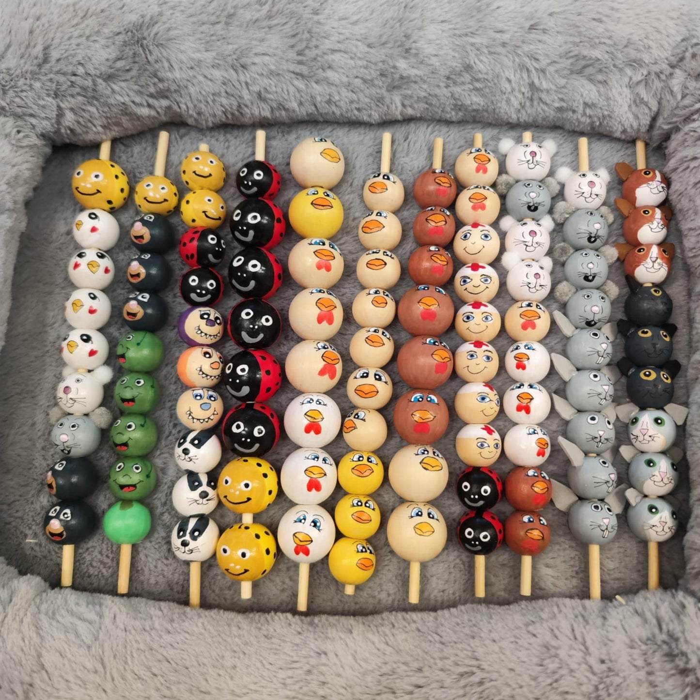 Heuschrecke (2 cm oder 2,5 cm) – Handbemalte Holzperlen