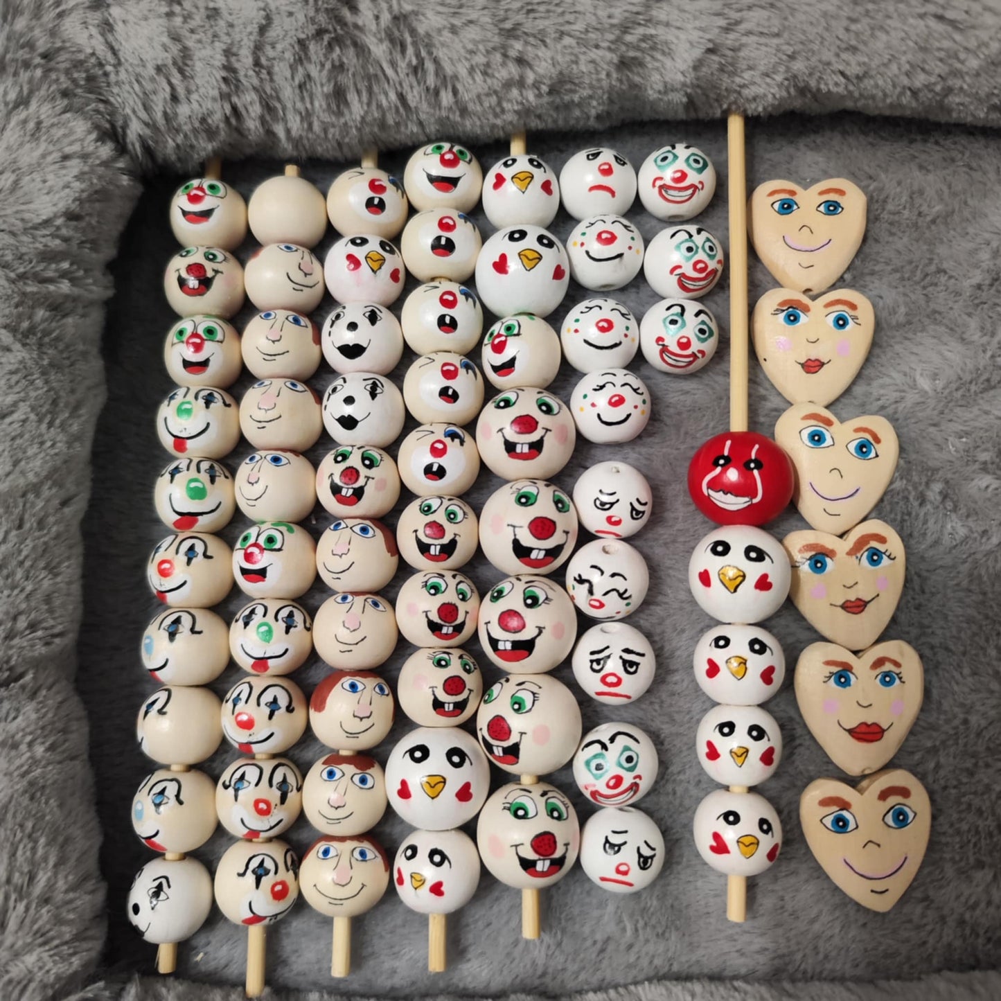 Punkte-Clown (2 cm oder 2,5 cm) – Handbemalte Holzperlen