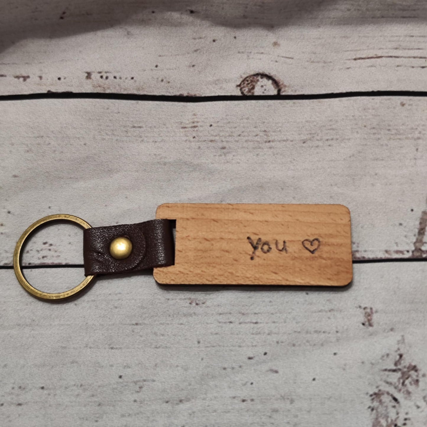 Schlüsselanhänger aus Holz mit Brandmalerei – personalisierbar