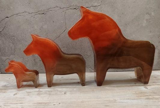 Skandi-Deko aus Epoxidharz – Dala-Pferde in liebevoller Handarbeit