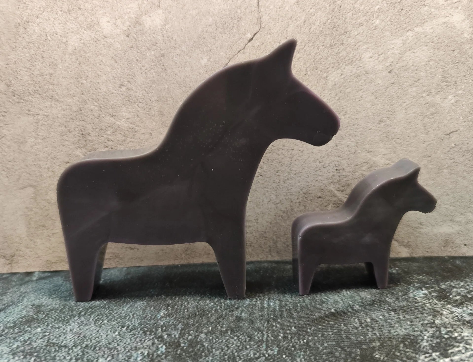 Dala horse made of epoxy resin – handmade decorative figure in Scandinavian style