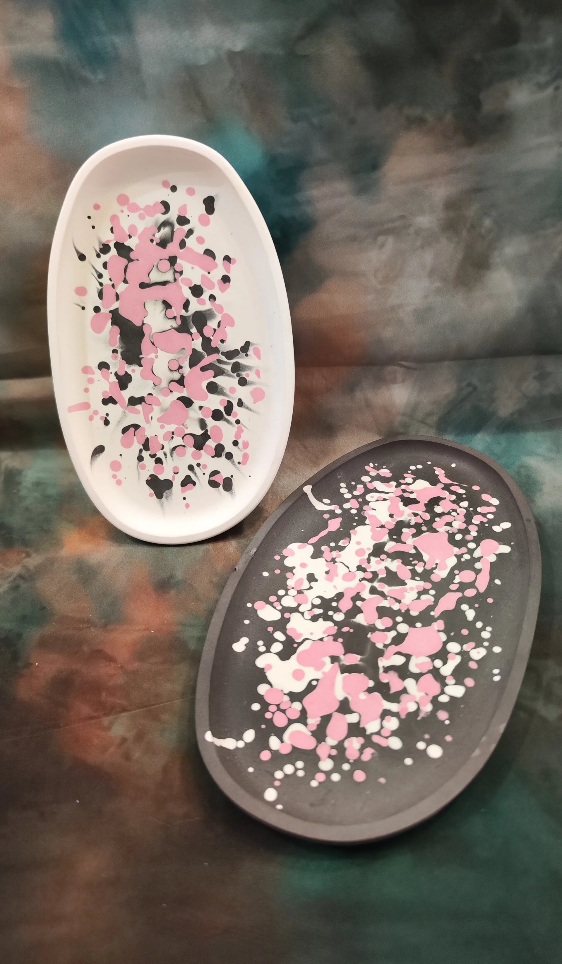 Set of 3 black/white decorative bowls with pink dots made of Raysin