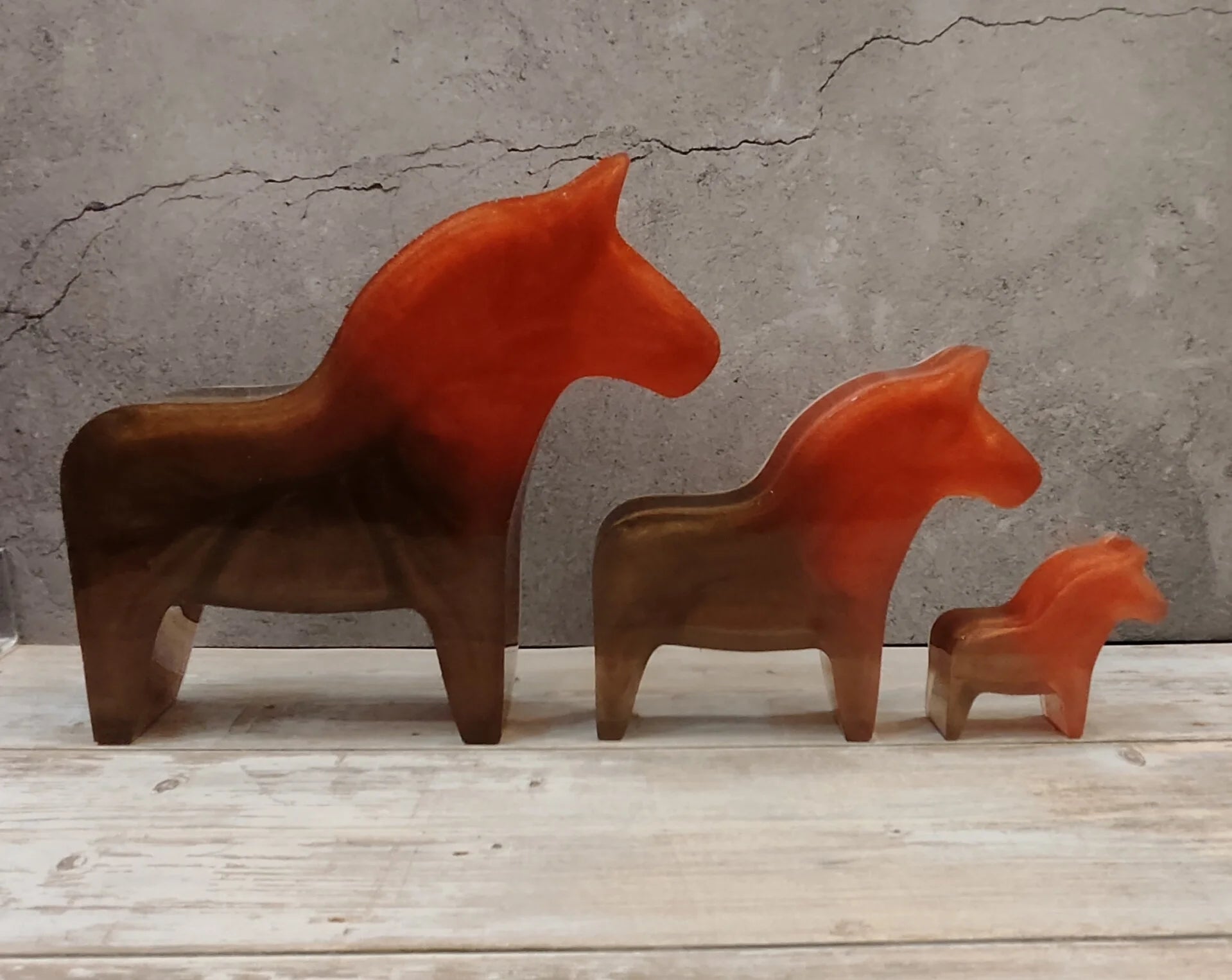 Scandinavian decoration made of epoxy resin – Dala horses lovingly handcrafted