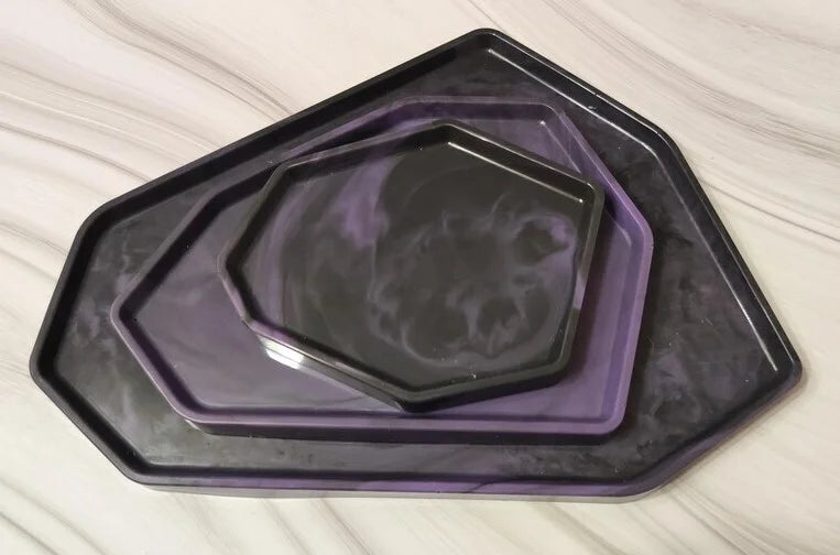 Polygonal coasters – stylish unique pieces made of black and purple epoxy resin