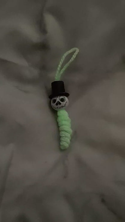 Glow in the dark! Gehäkelte Geisterwürmchen mit Leuchtgarn – Spukig, süß & handgemacht