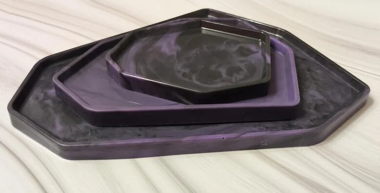 Polygonal coasters – stylish unique pieces made of black and purple epoxy resin