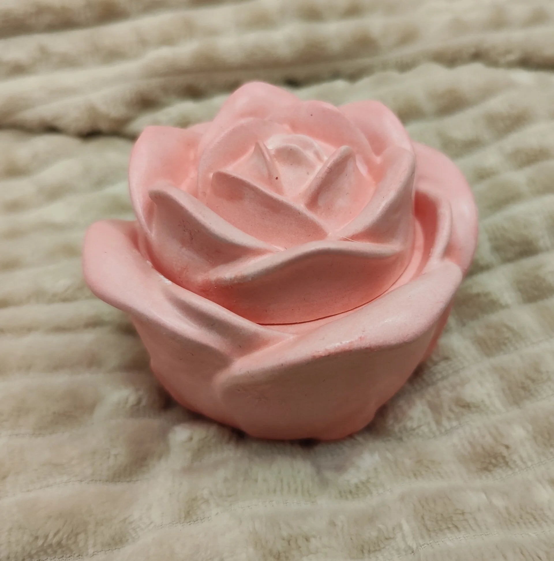 🌹 Two-piece rose bowl with lid — orange-transparent epoxy resin