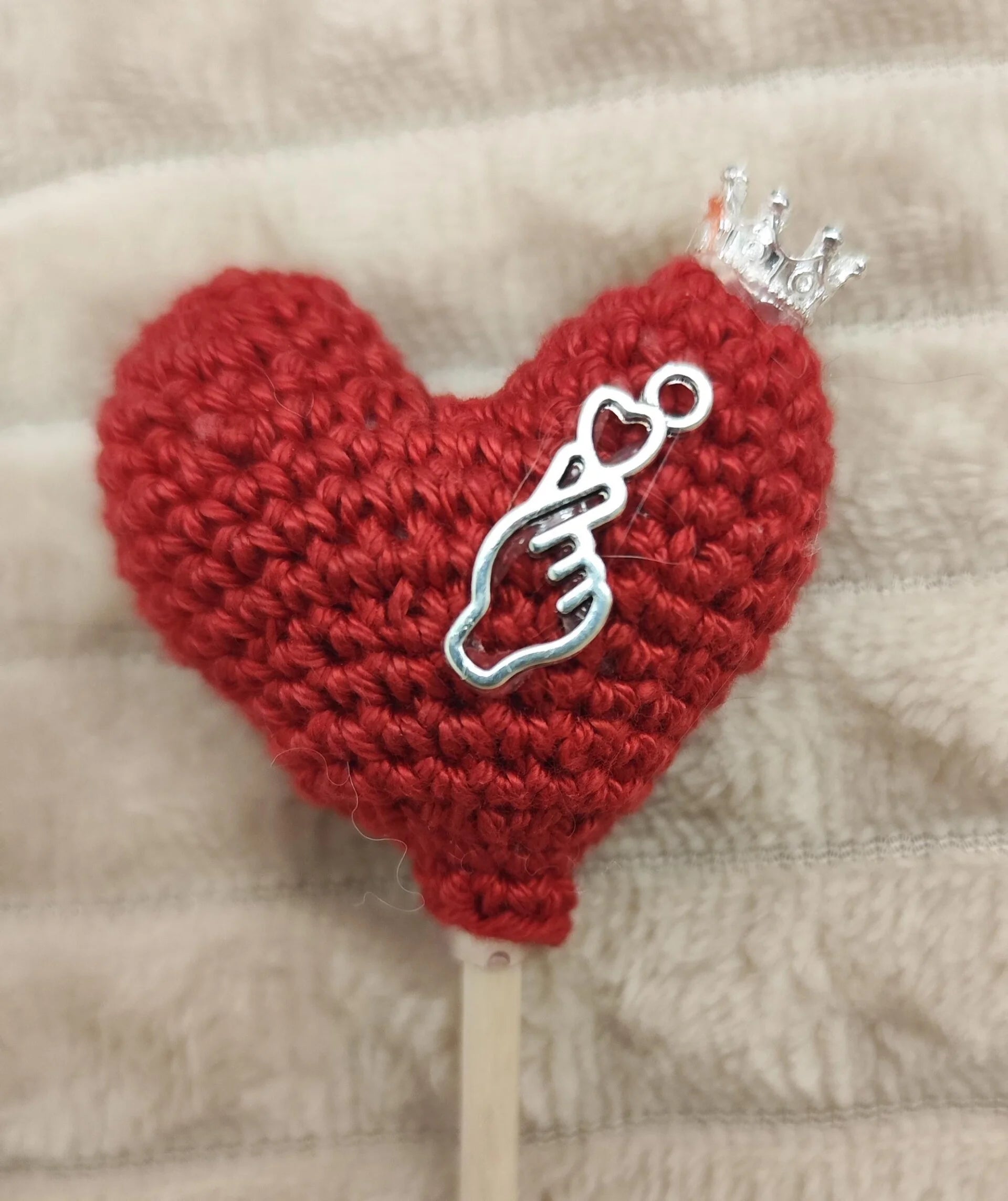 This crocheted heart preserves what matters: love, closeness, and memories. Discover it now and pass it on as a symbol.