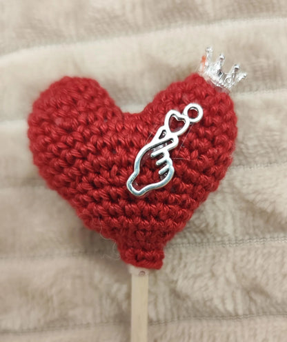 This crocheted heart preserves what matters: love, closeness, and memories. Discover it now and pass it on as a symbol.