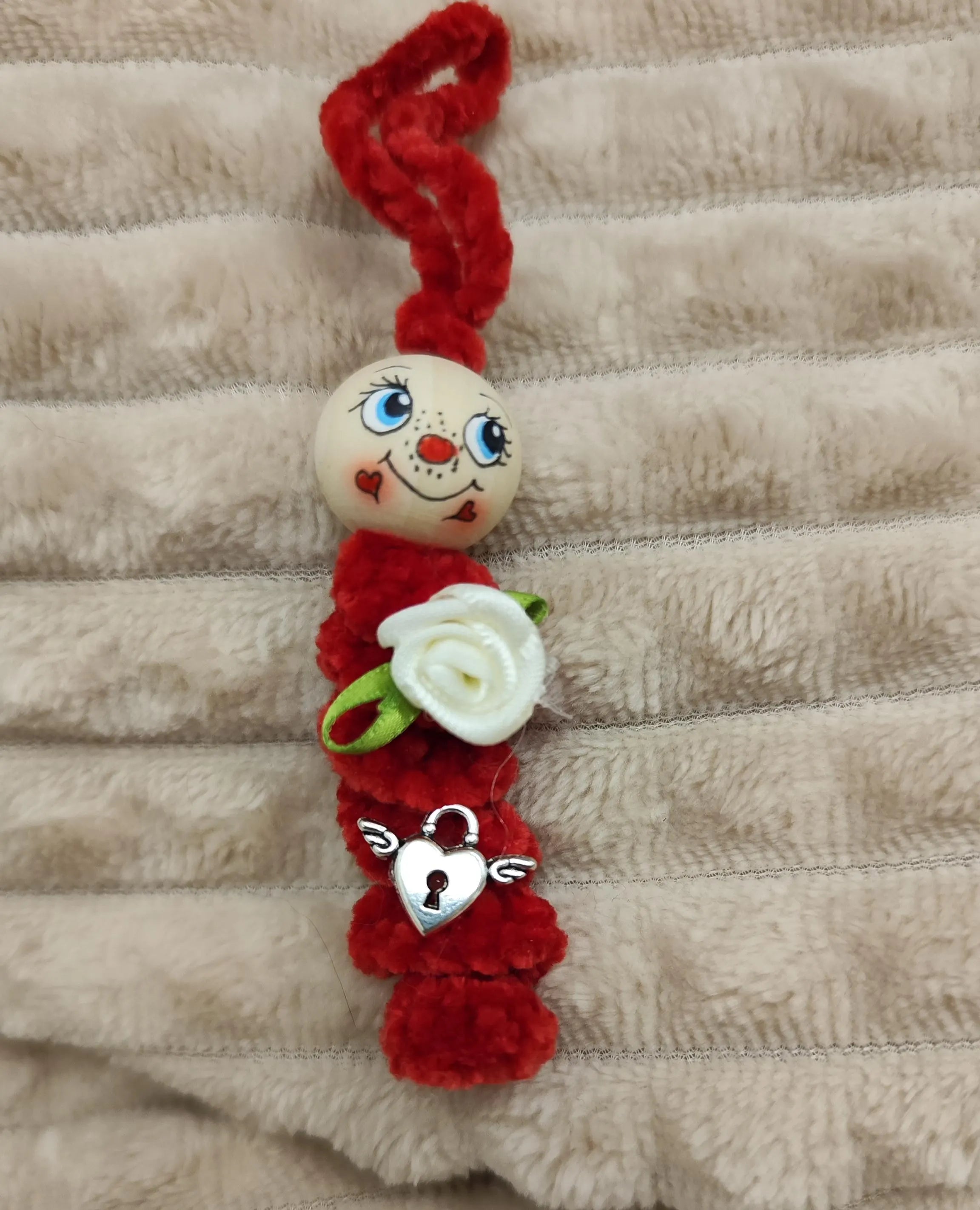 🧶 Queen of Hearts in red with a white rose – Classically beautiful, fluffy in love