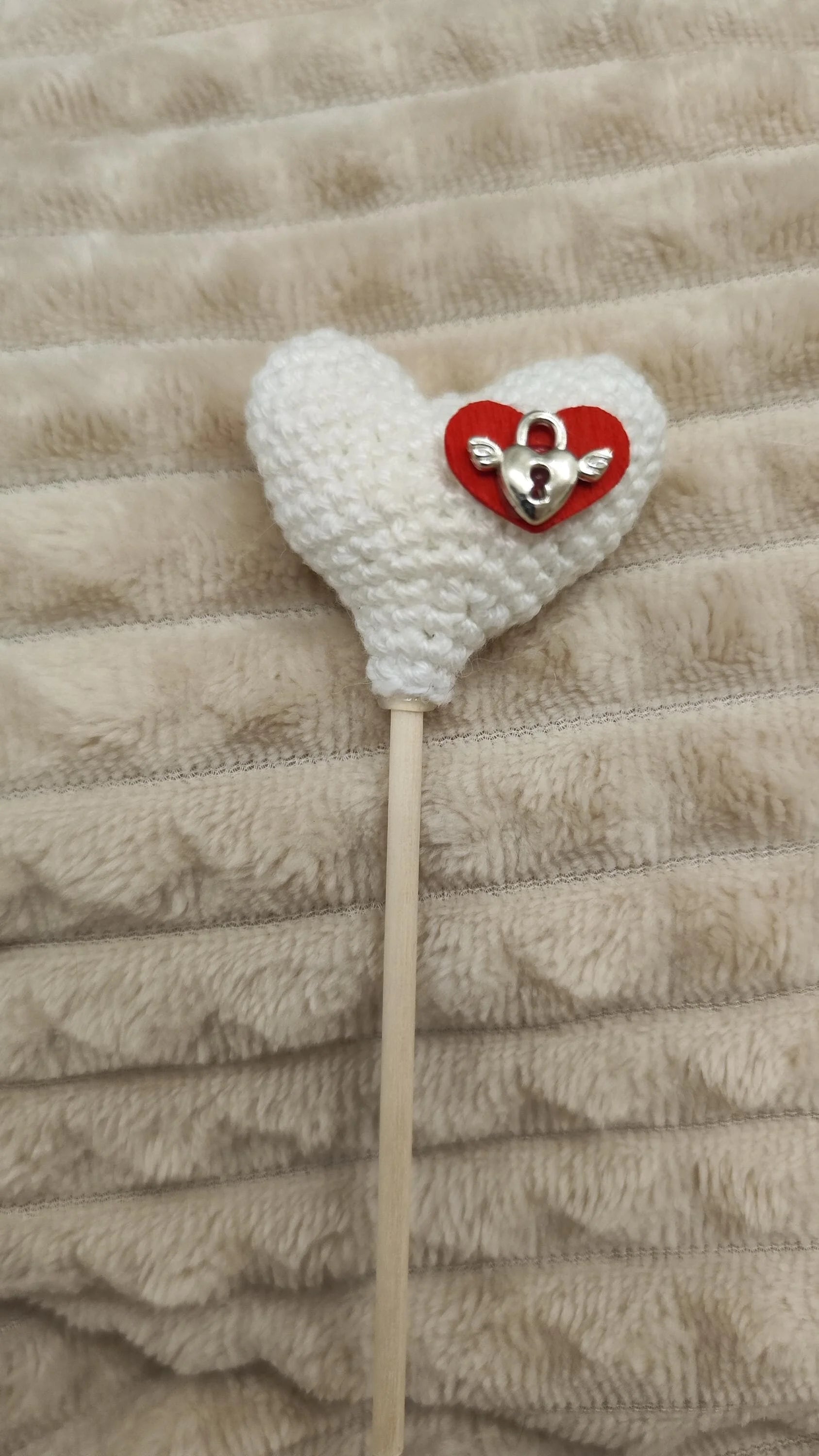 🤍 White heart with lock – protective, delicate &amp; meaningful