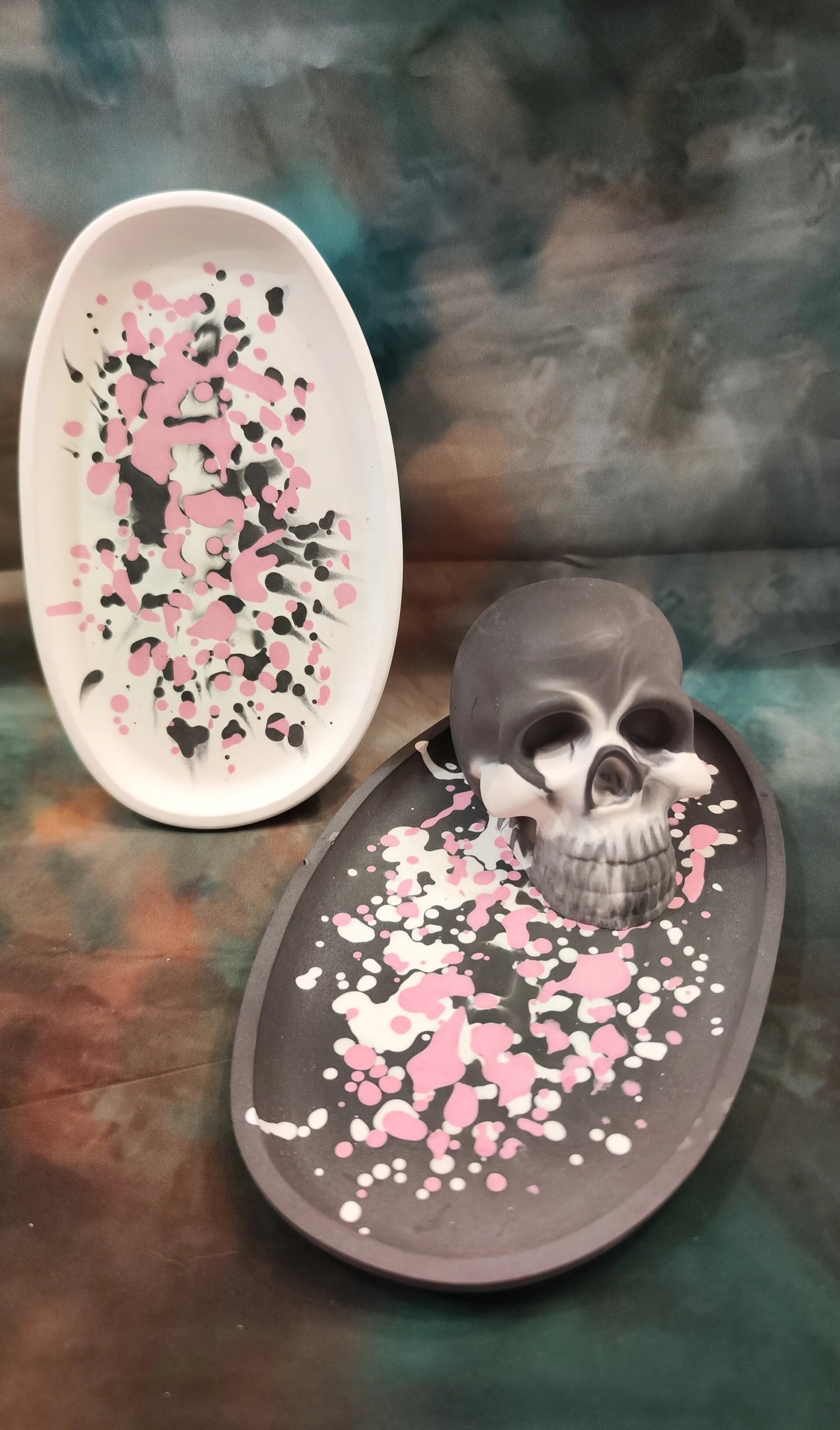 Set of 3 black/white decorative bowls with pink dots made of Raysin