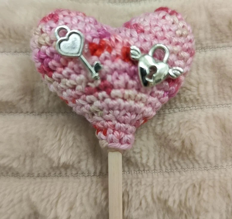 💖 Heart on a stick – hand-crocheted, charming &amp; simply to love pink-red
